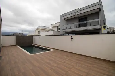 Casa - Sobrado com 3 dormitórios (sendo 3 suite(s)) a 1500,00 metros praia.