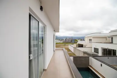 Casa - Sobrado com 3 dormitórios (sendo 3 suite(s)) a 1500,00 metros praia.