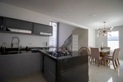 Casa - Sobrado com 3 dormitórios (sendo 3 suite(s)) a 1500,00 metros praia.