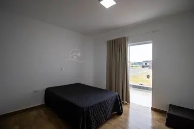 Casa - Sobrado com 3 dormitórios (sendo 3 suite(s)) a 1500,00 metros praia.