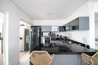 Casa - Sobrado com 3 dormitórios (sendo 3 suite(s)) a 1500,00 metros praia.