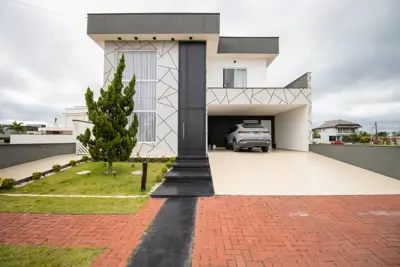 Casa - Sobrado com 3 dormitórios (sendo 3 suite(s)) a 1500,00 metros praia.