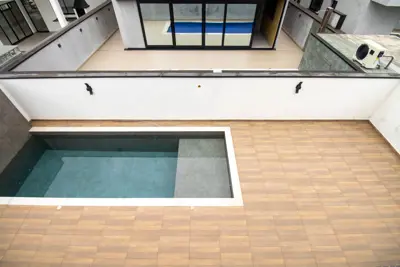 Casa - Sobrado com 3 dormitórios (sendo 3 suite(s)) a 1500,00 metros praia.