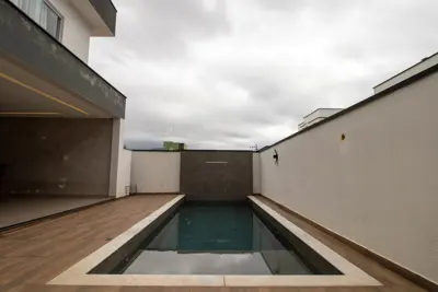 Casa - Sobrado com 3 dormitórios (sendo 3 suite(s)) a 1500,00 metros praia.