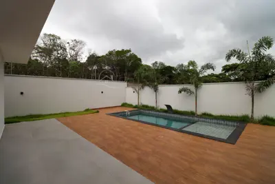 Casa - Térrea com 3 dormitórios (sendo 3 suite(s)) a 2000,00 metros praia.