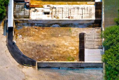 Terreno - Murado com  quartos  a 2,00 metros praia.