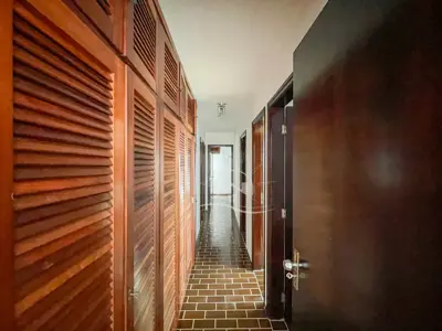 Apartamento - Amplo com 3 quartos (sendo 1 suite(s)) a 50,00 metros praia.