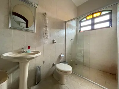 Casa - Sobrado com 4 dormitórios (sendo 4 suite(s)) a 250,00 metros praia.