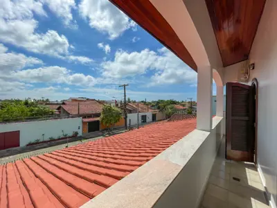 Casa - Sobrado com 4 dormitórios (sendo 4 suite(s)) a 250,00 metros praia.
