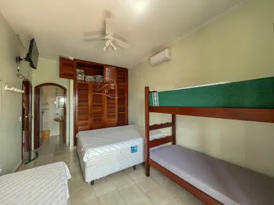 Casa - Sobrado com 4 dormitórios (sendo 4 suite(s)) a 250,00 metros praia.