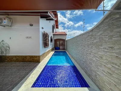 Casa - Sobrado com 4 dormitórios (sendo 4 suite(s)) a 250,00 metros praia.