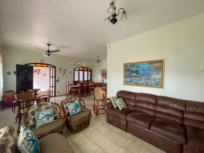Casa - Sobrado com 4 dormitórios (sendo 4 suite(s)) a 250,00 metros praia.