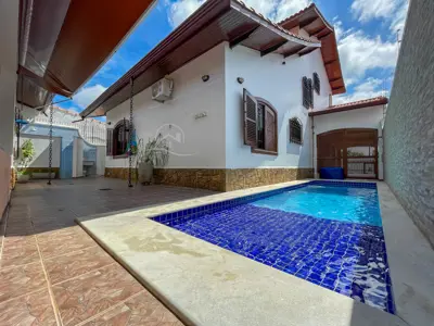 Casa - Sobrado com 4 dormitórios (sendo 4 suite(s)) a 250,00 metros praia.
