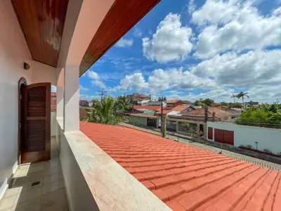 Casa - Sobrado com 4 dormitórios (sendo 4 suite(s)) a 250,00 metros praia.
