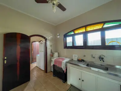 Casa - Sobrado com 4 dormitórios (sendo 4 suite(s)) a 250,00 metros praia.