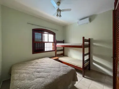 Casa - Sobrado com 4 dormitórios (sendo 4 suite(s)) a 250,00 metros praia.