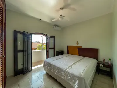 Casa - Sobrado com 4 dormitórios (sendo 4 suite(s)) a 250,00 metros praia.