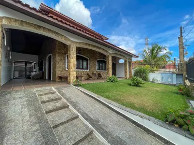 Casa - Sobrado com 4 dormitórios (sendo 4 suite(s)) a 250,00 metros praia.