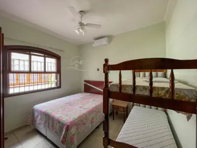 Casa - Sobrado com 4 dormitórios (sendo 4 suite(s)) a 250,00 metros praia.