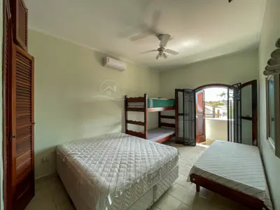 Casa - Sobrado com 4 dormitórios (sendo 4 suite(s)) a 250,00 metros praia.