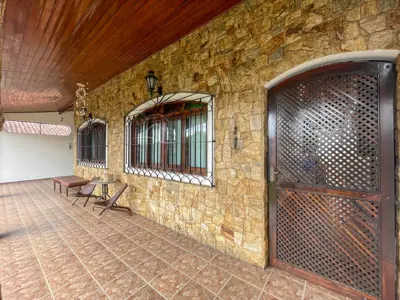 Casa - Sobrado com 4 dormitórios (sendo 4 suite(s)) a 250,00 metros praia.