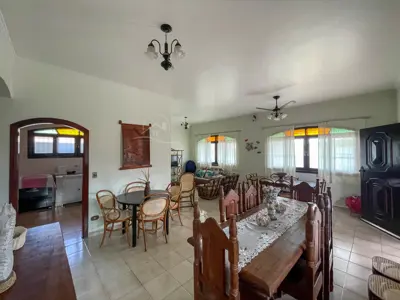 Casa - Sobrado com 4 dormitórios (sendo 4 suite(s)) a 250,00 metros praia.