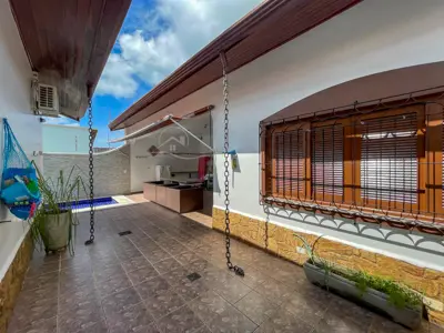 Casa - Sobrado com 4 dormitórios (sendo 4 suite(s)) a 250,00 metros praia.