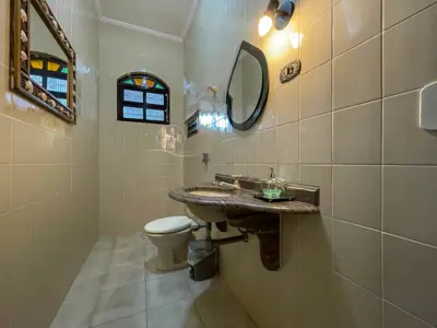 Casa - Sobrado com 4 dormitórios (sendo 4 suite(s)) a 250,00 metros praia.