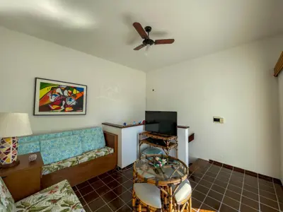 Apartamento - Cobertura com 3 dormitórios (sendo 1 suite(s)) a 150,00 metros praia.