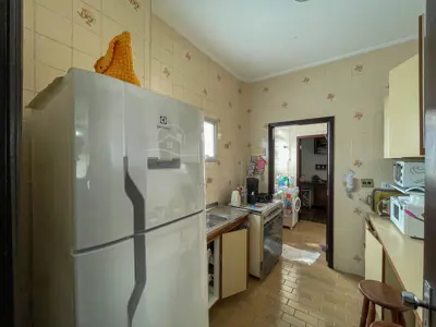 Apartamento - Cobertura com 3 dormitórios (sendo 1 suite(s)) a 150,00 metros praia.