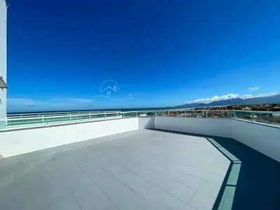 Apartamento - Cobertura com 3 dormitórios (sendo 1 suite(s)) a 150,00 metros praia.