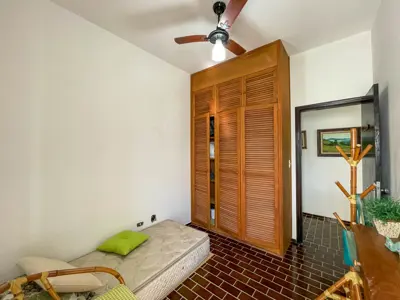 Apartamento - Cobertura com 3 dormitórios (sendo 1 suite(s)) a 150,00 metros praia.