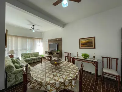 Apartamento - Cobertura com 3 dormitórios (sendo 1 suite(s)) a 150,00 metros praia.