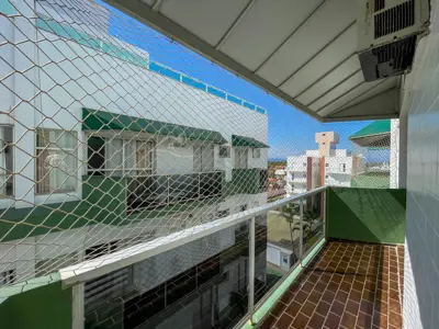 Apartamento - Cobertura com 3 dormitórios (sendo 1 suite(s)) a 150,00 metros praia.