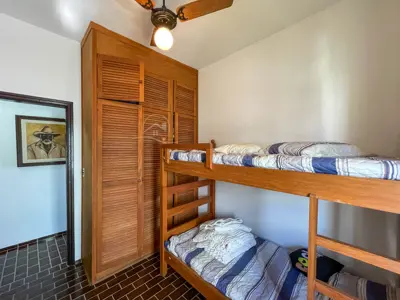 Apartamento - Cobertura com 3 dormitórios (sendo 1 suite(s)) a 150,00 metros praia.