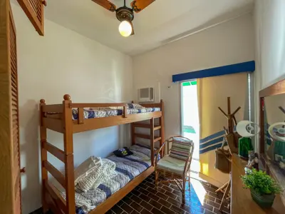 Apartamento - Cobertura com 3 dormitórios (sendo 1 suite(s)) a 150,00 metros praia.