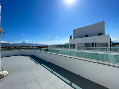 Apartamento - Cobertura com 3 dormitórios (sendo 1 suite(s)) a 150,00 metros praia.
