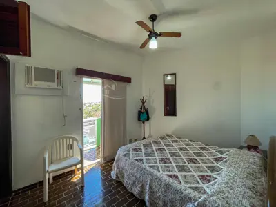 Apartamento - Cobertura com 3 dormitórios (sendo 1 suite(s)) a 150,00 metros praia.
