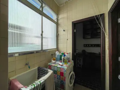 Apartamento - Cobertura com 3 dormitórios (sendo 1 suite(s)) a 150,00 metros praia.