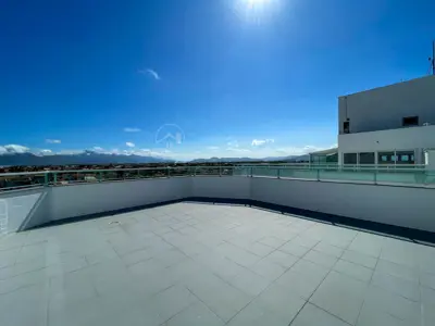Apartamento - Cobertura com 3 dormitórios (sendo 1 suite(s)) a 150,00 metros praia.