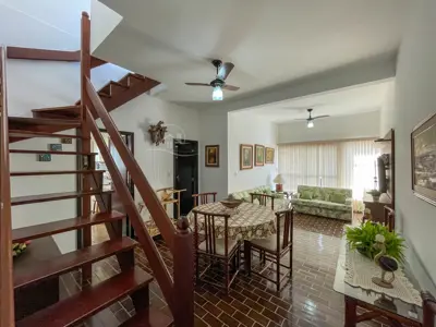 Apartamento - Cobertura com 3 dormitórios (sendo 1 suite(s)) a 150,00 metros praia.