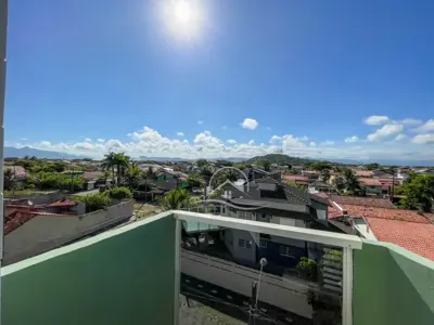 Apartamento - Amplo com  quartos (sendo 1 suite(s)) a 100,00 metros praia.