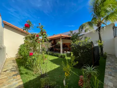 Casa - Térrea com 4 quartos (sendo 0 suite(s)) a 950,00 metros praia.