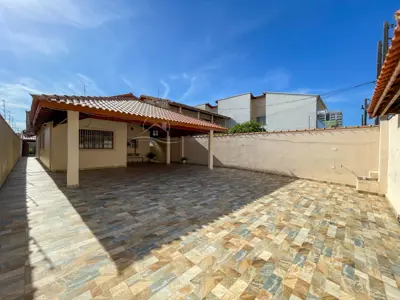 Casa - Térrea com 4 quartos (sendo 0 suite(s)) a 950,00 metros praia.