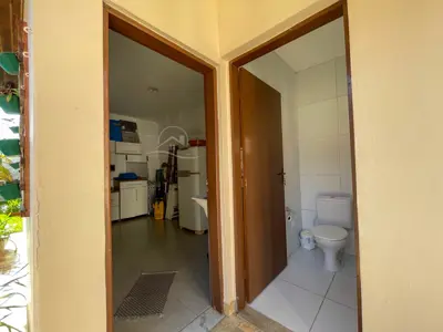 Casa - Térrea com 4 quartos (sendo 0 suite(s)) a 950,00 metros praia.