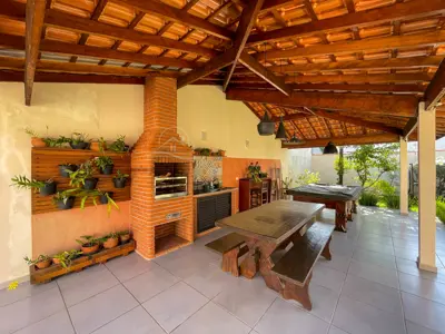 Casa - Térrea com 4 quartos (sendo 0 suite(s)) a 950,00 metros praia.