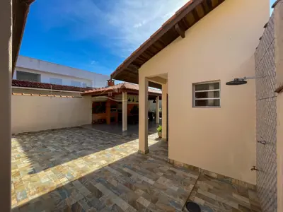 Casa - Térrea com 4 quartos (sendo 0 suite(s)) a 950,00 metros praia.