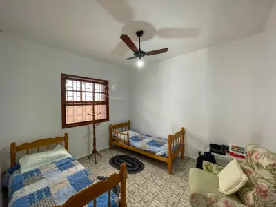 Casa - Térrea com 4 quartos (sendo 0 suite(s)) a 950,00 metros praia.