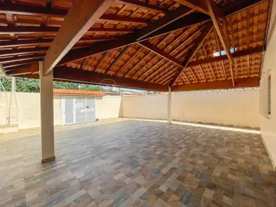 Casa - Térrea com 4 quartos (sendo 0 suite(s)) a 950,00 metros praia.