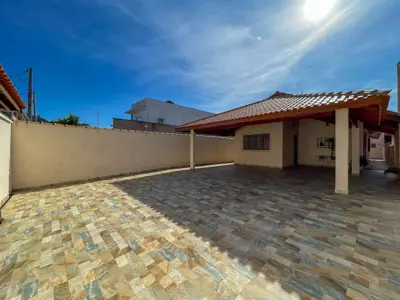 Casa - Térrea com 4 quartos (sendo 0 suite(s)) a 950,00 metros praia.